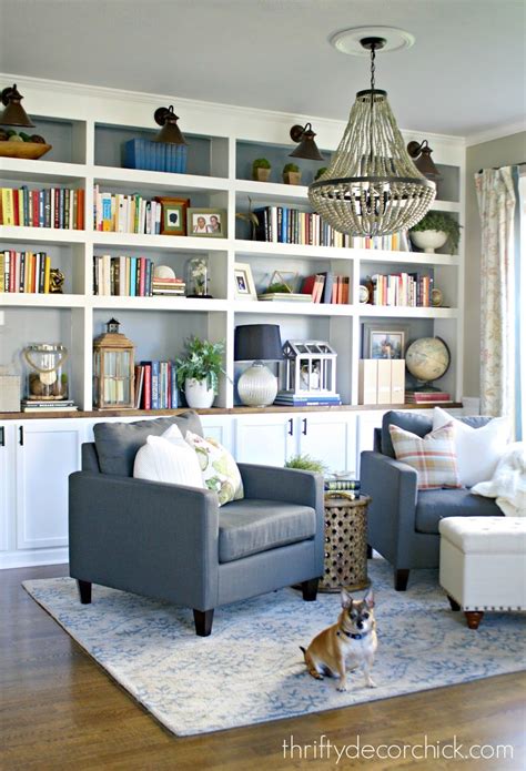How to Decorate a Living Room with a Bookshelf